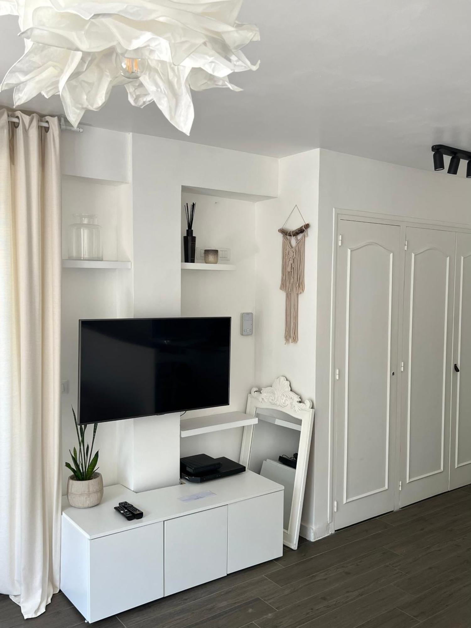 Cosy Studio With Garden And Free Parking - 라투르비 외부 사진